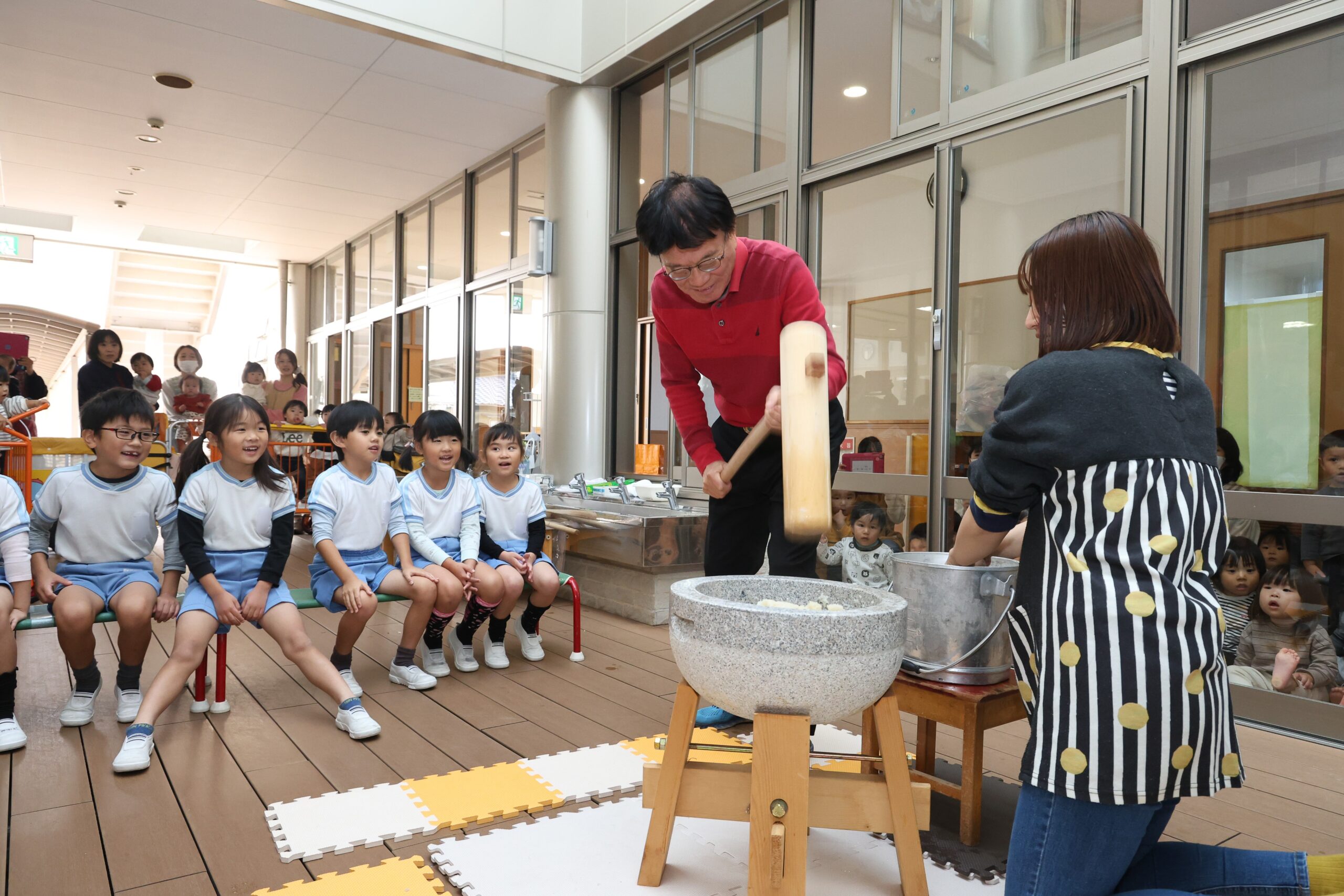 餅つきの様子